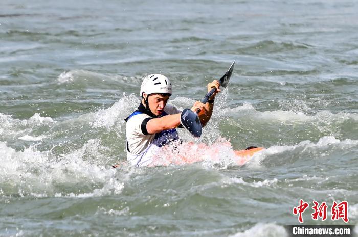 15国110余名运动员逐浪怒江