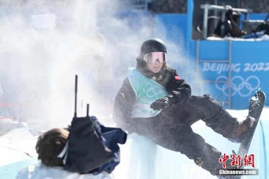 从18岁赢到19岁：在雪场灯光下，苏翊鸣以稳定夺