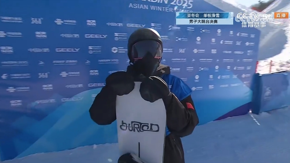 中国双星闪耀亚冬会单板滑雪大跳台 金牌银牌双