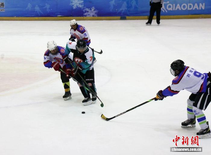 冰超·鹤城国际冰球邀请赛在齐齐哈尔启幕