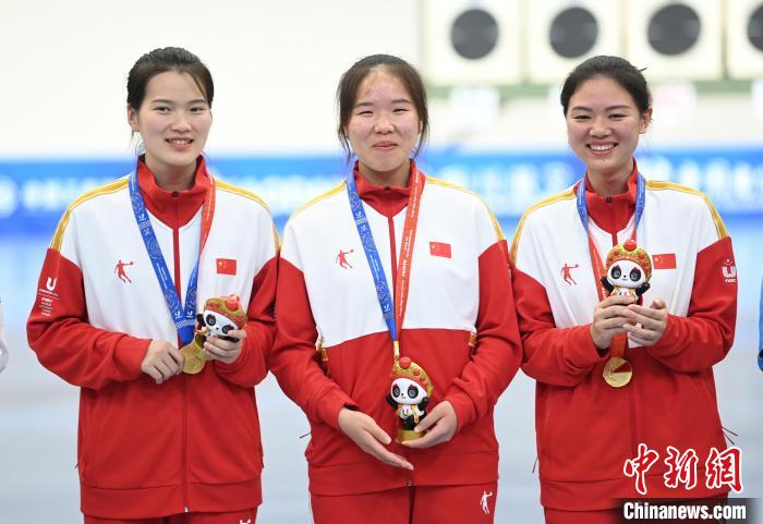 林雅茜生日当天斩获大运会射击金牌 全场齐唱生