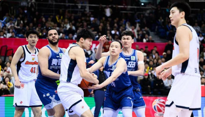 广东队险胜青岛暴露阵容短板 杜锋战术争议引球