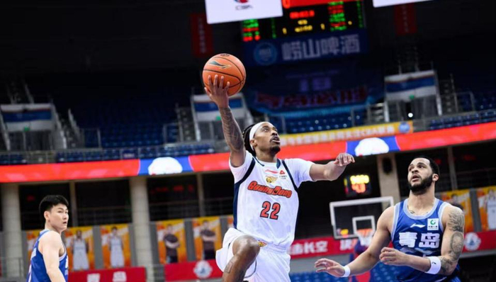 广东队险胜青岛暴露阵容短板 杜锋战术争议引球