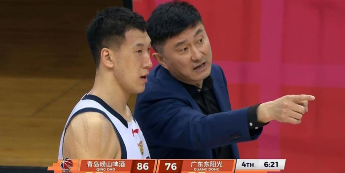广东队险胜青岛暴露阵容短板 杜锋战术争议引球