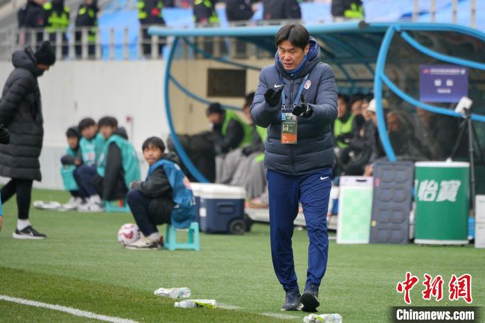 青岛德比首战平局 百年足球城见证本土教练坚守