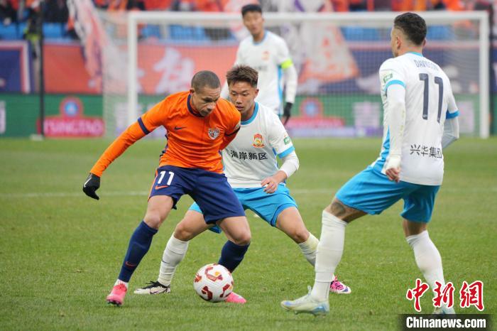 青岛德比首战平局 百年足球城见证本土教练坚守